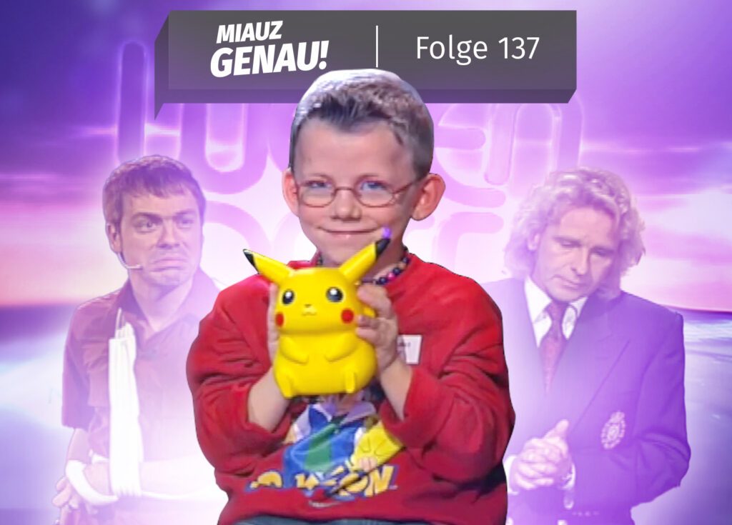 Benedict Bier hält ein Pikachu-Spielzeug in der Hand, während er bei 'Wetten, dass..?' 2000 auftritt. Im Hintergrund sind Thomas Gottschalk und Michael Mittermeier zu sehen, sowie das ikonische 'Wetten, dass..?' Logo. Das Bild dient als Cover für die Podcast-Folge von 'Miauz Genau!', in der die legendäre Pokémon-Wette aus der Show thematisiert wird.