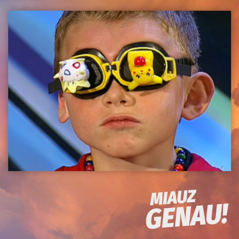 Benedict Bier mit einer Schwimmbrille, auf die Pikachu- und Togepi-Figuren montiert sind, während seines Auftritts bei 'Wetten, dass..?' am 14. Oktober 2000. Die Szene stammt aus der legendären Pokémon-Wette, die in der Podcast-Folge von 'Miauz Genau!' thematisiert wird.
